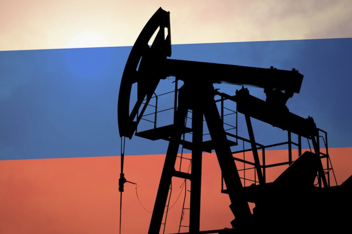 Image of the Russian flag and an oil pump