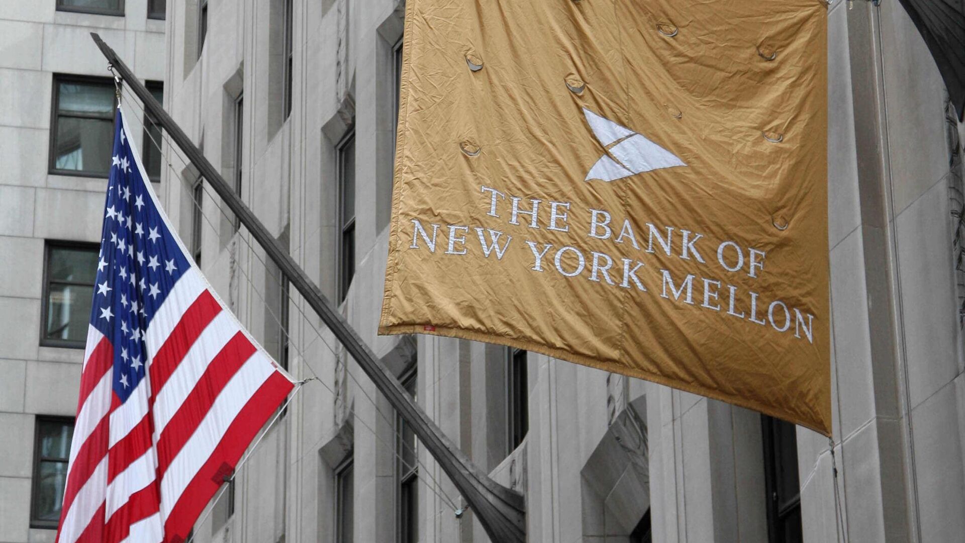 Image of the US flag and the name of the bank