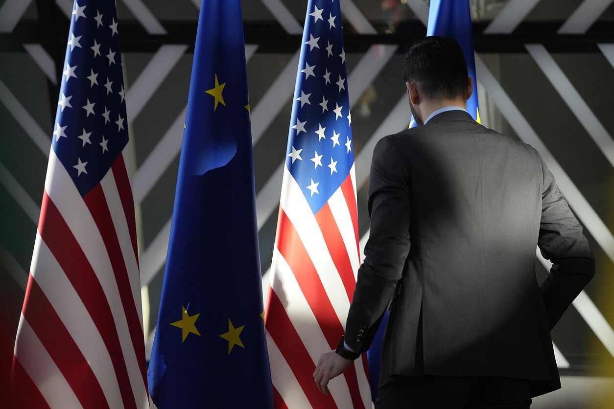 Image of the flags of the USA and the EU